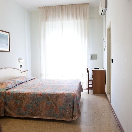 Hotel Latini Rimini Exterior foto