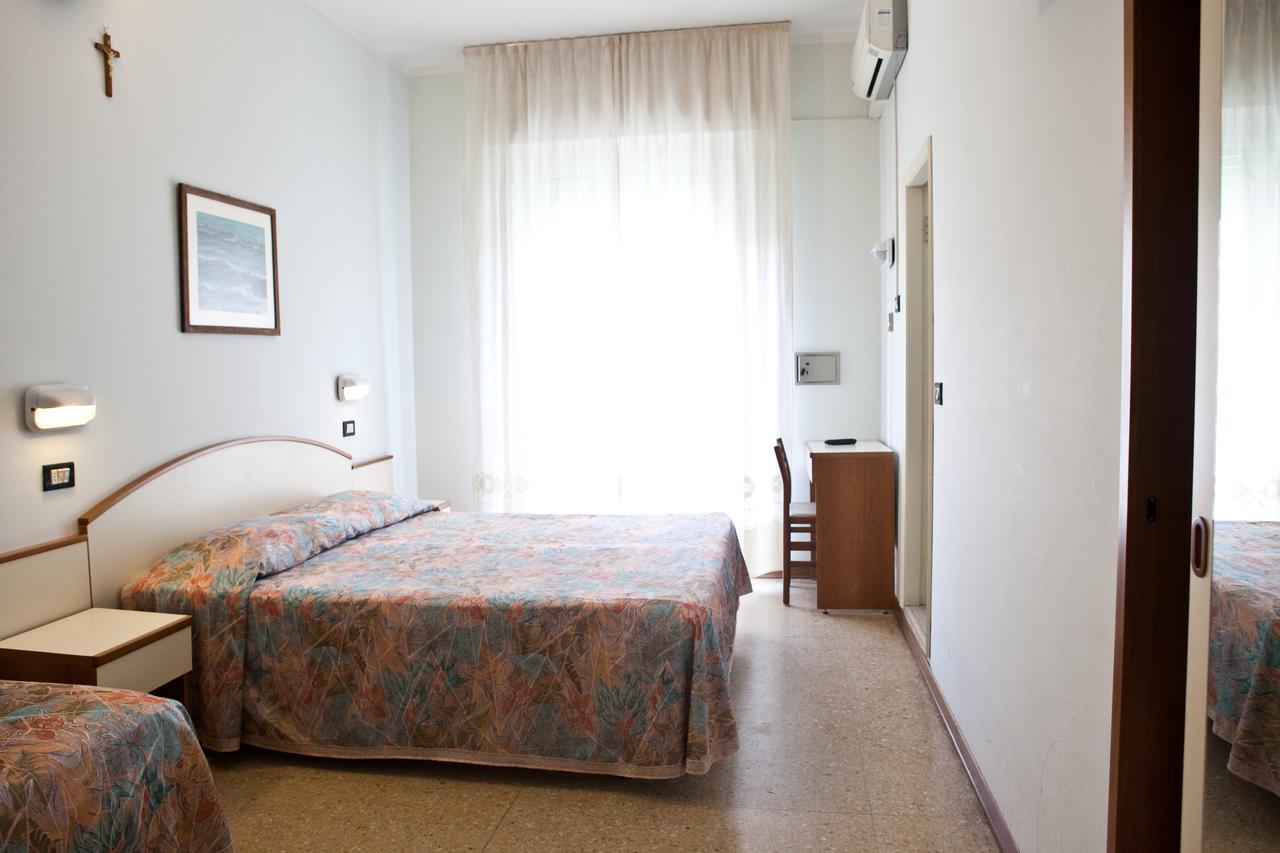 Hotel Latini Rimini Exterior foto